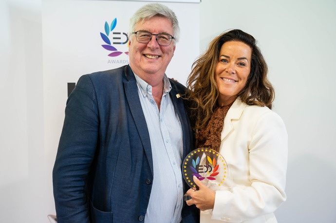 EDP Award 2026的獲獎儀式　*左、Jean Poncet（EDP會長） 右、Danna Drion（Mimaki Europe 行銷部長）