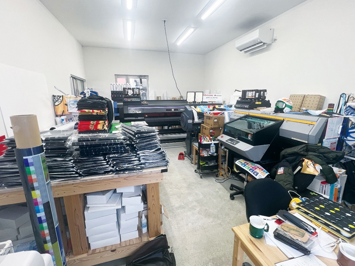 辦公室內部緊湊地擺放機器及產品