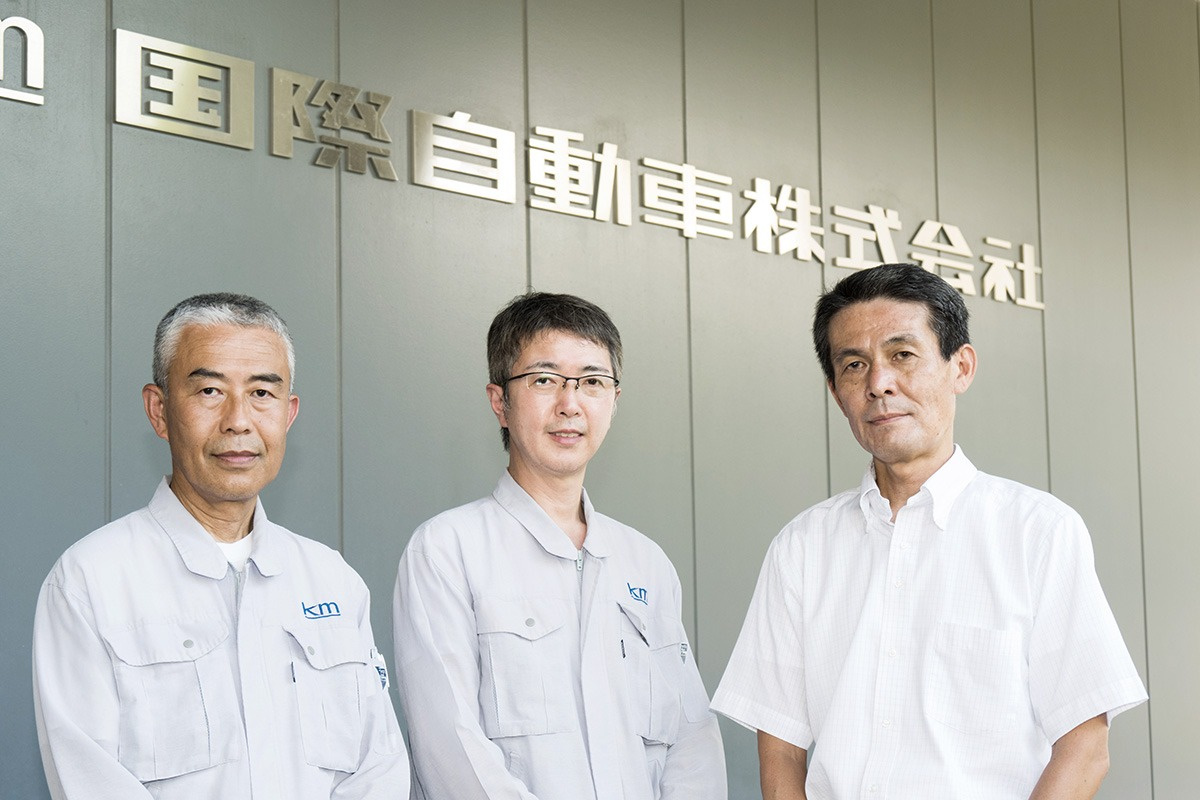 負責噴墨印表機輸出的管理部門員工,由左依序為田中成司、長田浩志、加古浩一