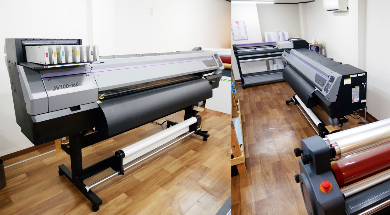 主要為PVC黏貼膠膜和裱紙輸出的JV100-160的設置畫面。加上同機型、切割機「CG-130FXⅡ Plus」和熱輔助護膜機「LA-140W Plus」，導入了能夠靈活運用的「三大必備神器套組」的優惠設備