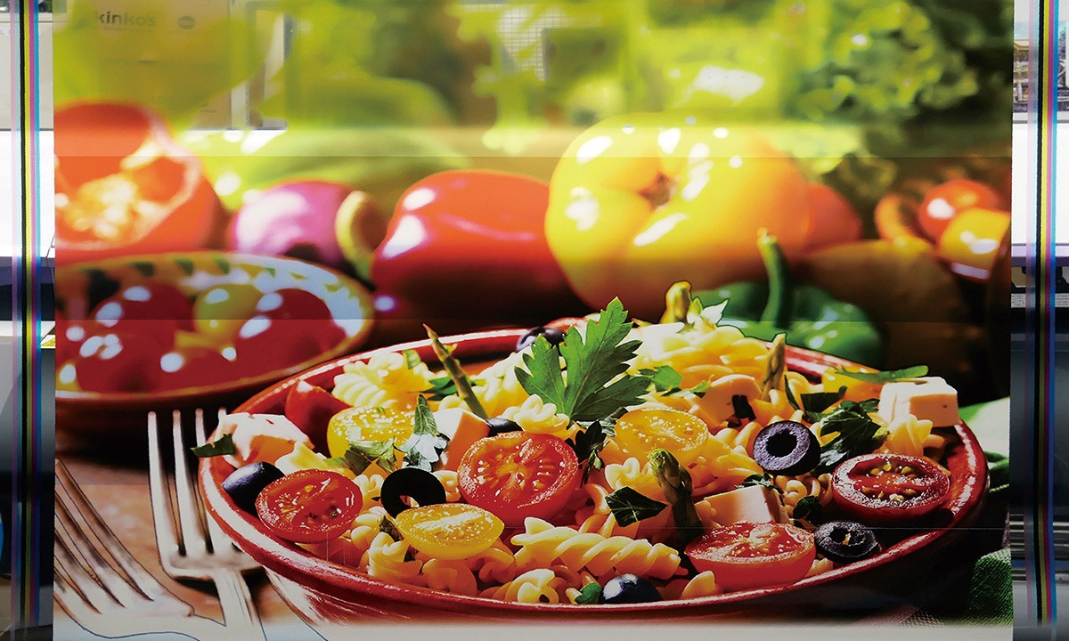 PET貼膜的輸出樣品，從上方開始白墨的濃度會階段性的上升，雖然其他公司的機台也可以輕鬆完成圖像中間那一部分，但是和同類型機種相比，JV330的成品在下半部分並不會有模糊不清的問題，且能完成非常清晰的印刷。