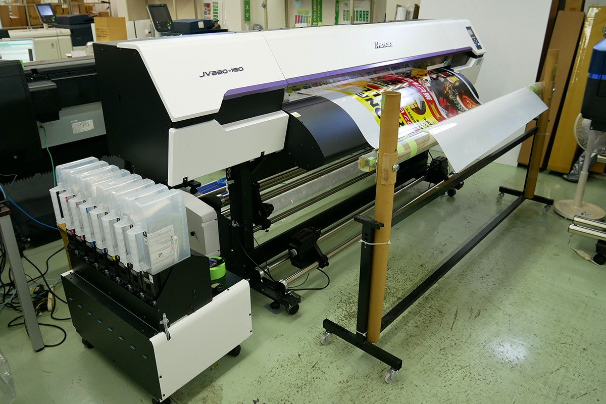 在業界現有機種中，最具備優異生產力和備受好評的，就是我們導入的JV330。由於顧客的產業廣泛增加，因此替換多數的媒材是非常必要的，能同時設置3卷材料，獨有的「換料功能」，不僅大幅提升了效率，也是其他公司設備上找不到，卻令人非常滿意的功能。