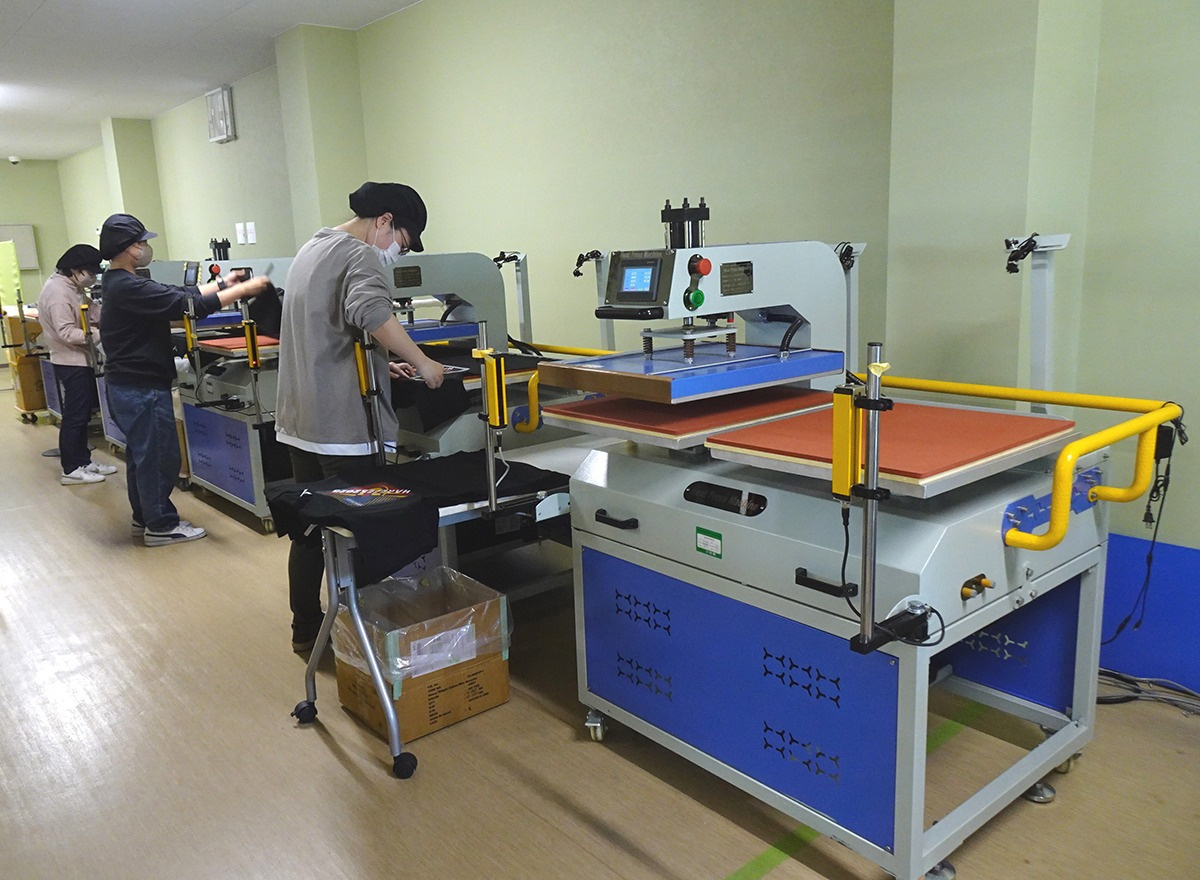 在隔層的隔壁房間內進行壓製作業