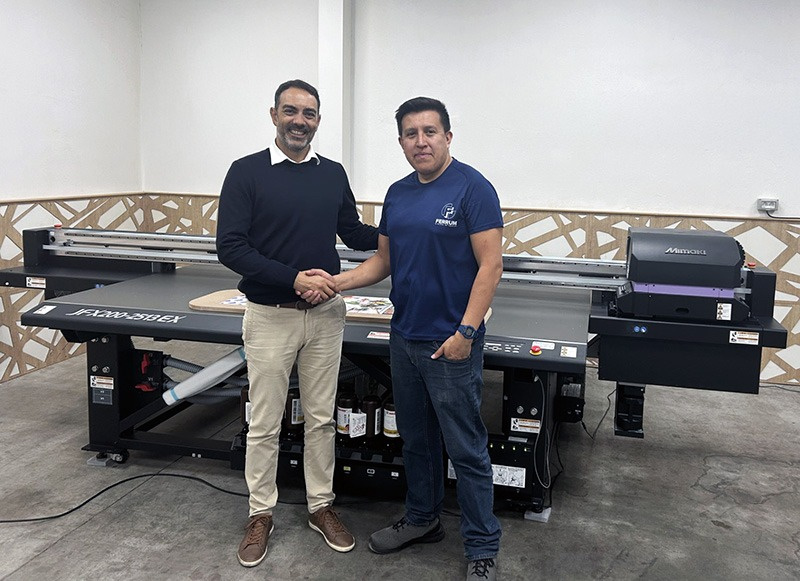 從左開始為Mimaki在伊比利亞半島的販售代理商，Digidelta Andalucía的負責人埃略特里奧・席爾瓦，而且Diseños Metálicos Ferrum的印刷部門負責人迪亞哥・阿亞拉。