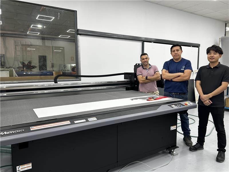 從左開始為，Digidelta Andalucía公司的技術人員丹尼爾・艾瓦雷茲、Diseños Metálicos Ferrum的印刷部門負責人迪亞哥・阿亞拉、Mimaki Europe的技術人員中島聰志。同一團隊於伊比利亞地區，初次導入平台UV噴墨印刷機「JFX200-2513 EX」以及大圖切割機「CFX-2513」2款機種，同時在Diseños Metálicos Ferrum這家公司實現了。
