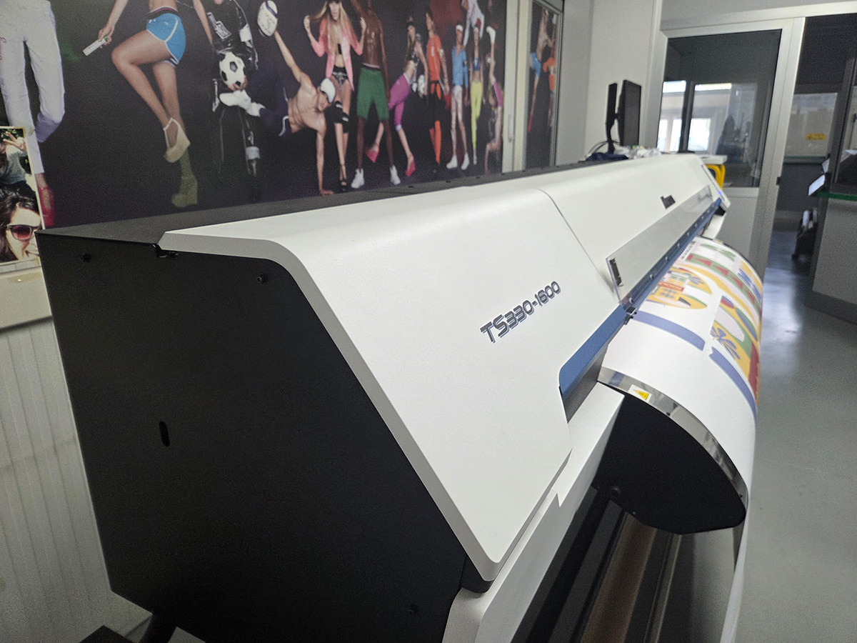 Erreà Sport S.P.A.公司，為了因應大量生產、穩定的色彩還原度及客製化運動服飾的製造，才將Tiger600-1800TS和TS330-1600編為組合導入。
