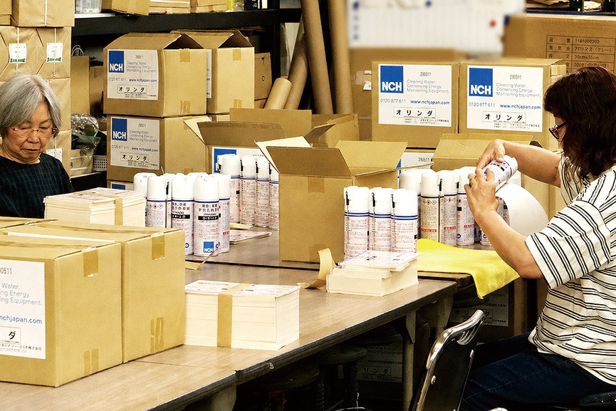 熟練的員工大約5天，就能完成約4,000份的商品標籤張貼